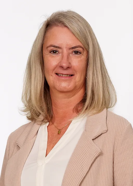 Porträtbild von Nicol Schachtmann. Weiße Bluse mit Rosafarbenem Blazer