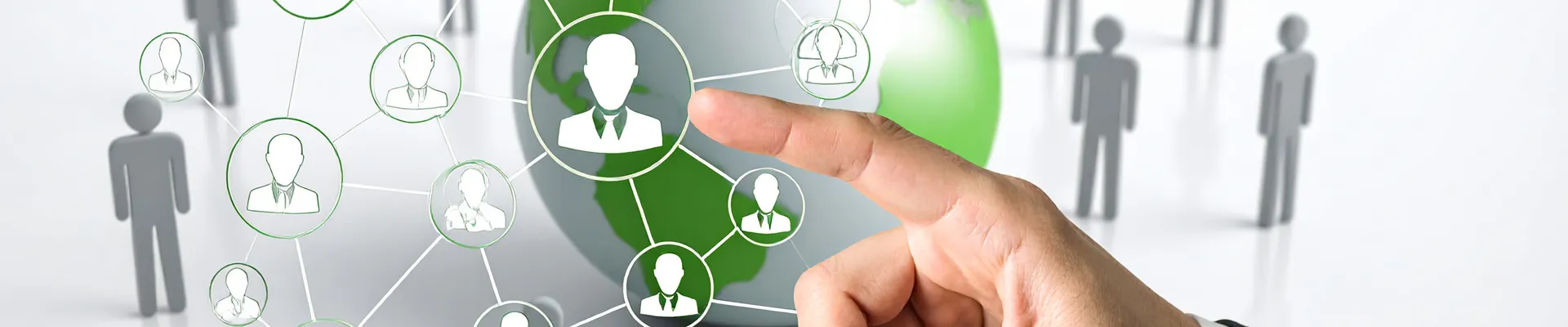 In der Bildmitte sieht man eine Weltkugel.Um die Weltkugel befinden sich symbolische Männchen in grau die ein Netzwerk symbolisieren. Es zeigt ein Finger auf das symbolische Netzwerk.